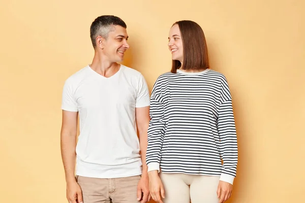 Istri Dan Suami Pasangan Muda Yang Cukup Bahagia Mengenakan Pakaian — Stok Foto