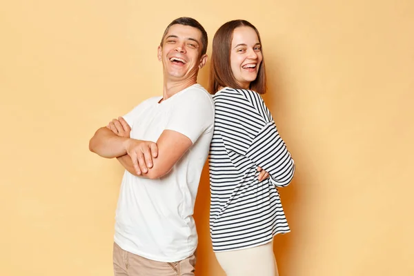 Ευτυχισμένο Χαρούμενο Νεαρό Ζευγάρι Γυναίκα Και Σύζυγος Φορώντας Casual Φορέματα — Φωτογραφία Αρχείου