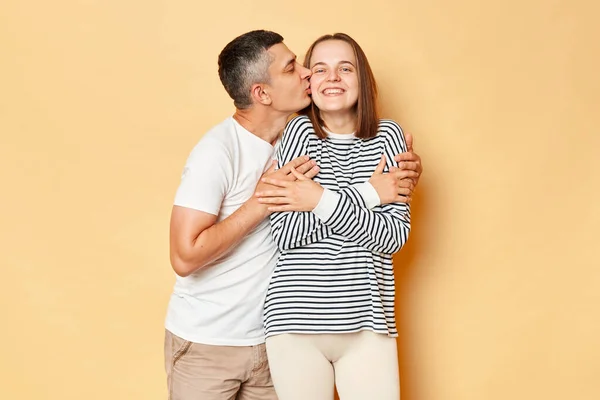 Liefdevolle Romantisch Jong Paar Man Vrouw Casual Kleding Geïsoleerd Beige — Stockfoto