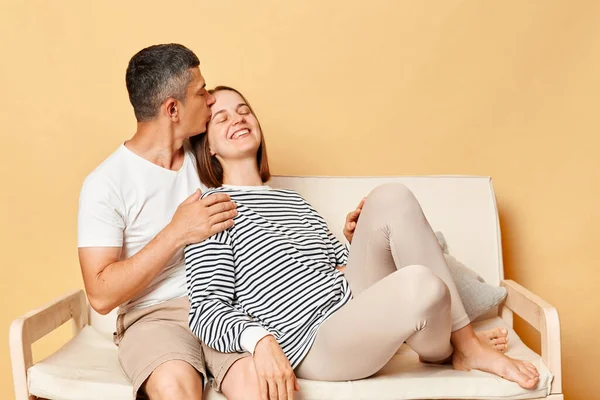 Pasangan Muda Penuh Kasih Sayang Dengan Mata Tertutup Duduk Sofa — Stok Foto