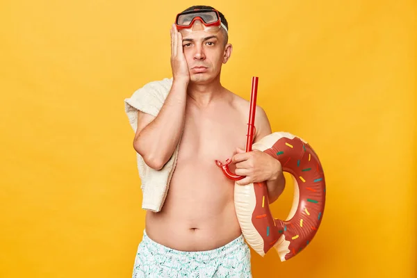 Sorglig Förtvivlan Trött Man Dykning Glasögon Och Snorkel Hålla Munk — Stockfoto