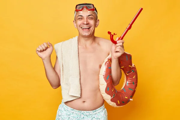 Glad Glad Glad Man Dykning Glasögon Och Snorkel Hålla Munk — Stockfoto