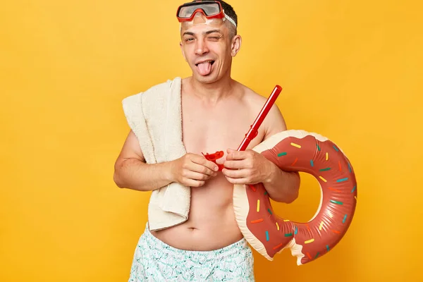 Vtipné Dětinské Muž Potápění Brýle Šnorchl Držení Koblihy Gumový Kroužek — Stock fotografie