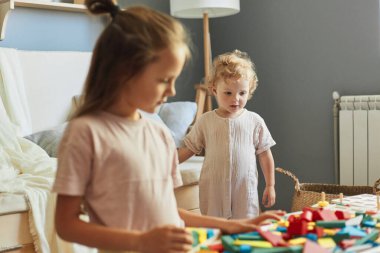 Eğitici bebek oyuncağı. Yaratıcı öğrenme oyunu. Renkli oyun odası eğlencesi. Bilişsel gelişim bulmacası. Evde eğitici oyuncaklarla oynayan küçük kızlar.