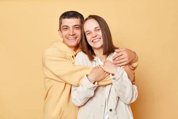 Retrato Jovem Casal Sorrindo Isolado Sobre Fundo Bege Expressando Amor — Fotografia de Stock