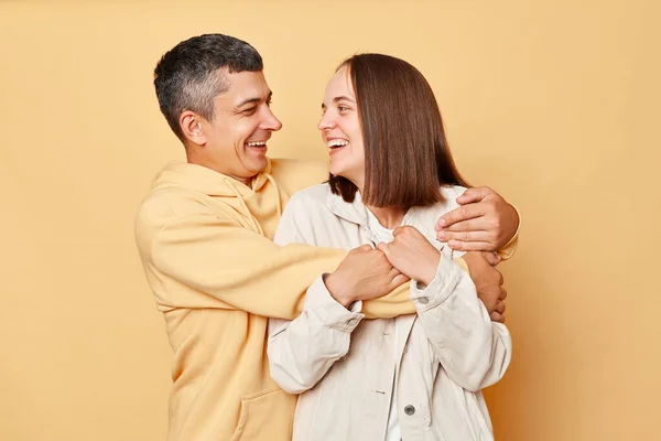 Rindo Jovem Casal Sorrindo Abraçando Uns Aos Outros Olhando Com — Fotografia de Stock