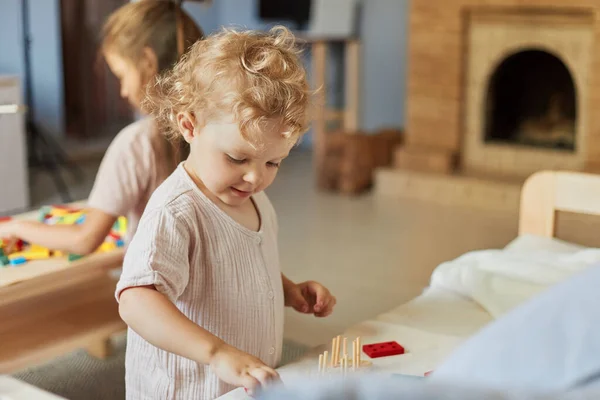 色彩斑斓的分类形状 学前学习游戏 色彩斑斓的分类形状 创意艺术探索 在家里玩教育玩具的小女孩 — 图库照片