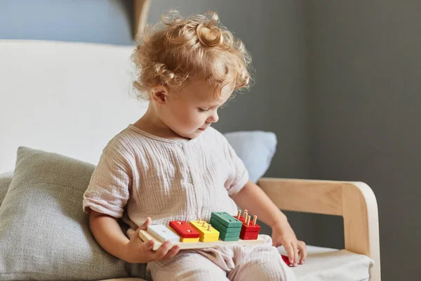 Kleurrijk Leerspeelgoed Cognitieve Ontwikkeling Puzzels Montessori Lesmethode Klein Blond Baby — Stockfoto