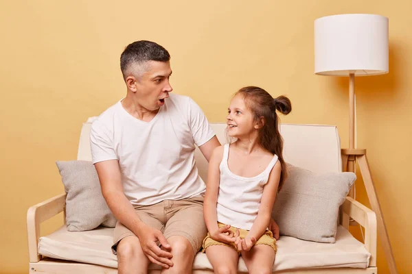 Shocked Father Surprised Child Daughter Wearing Casual Clothing Sitting Sofa — Stock Photo, Image