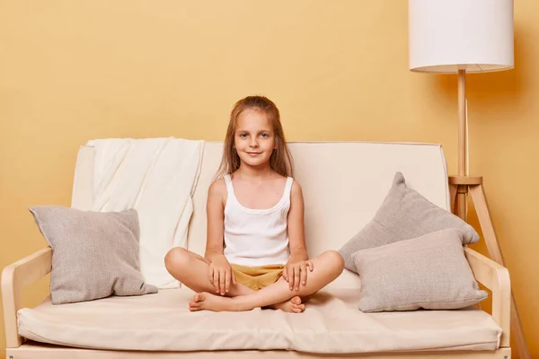 Gadis Kecil Yang Menawan Mengenakan Pakaian Kasual Duduk Sofa Rumah — Stok Foto