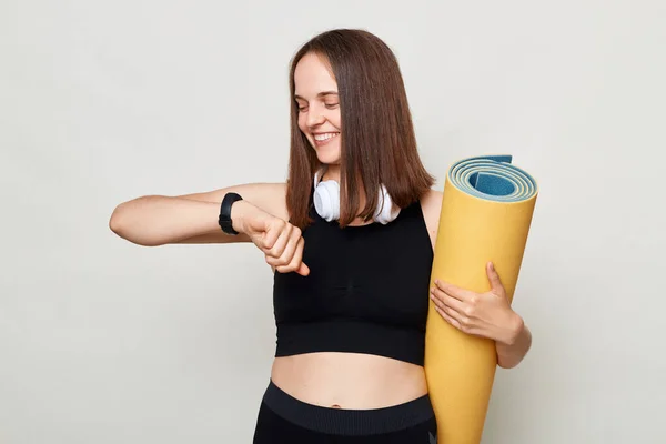 Vrolijke Atletische Vrouw Houden Gerolde Fitness Mat Gekleed Activewear Geïsoleerd — Stockfoto