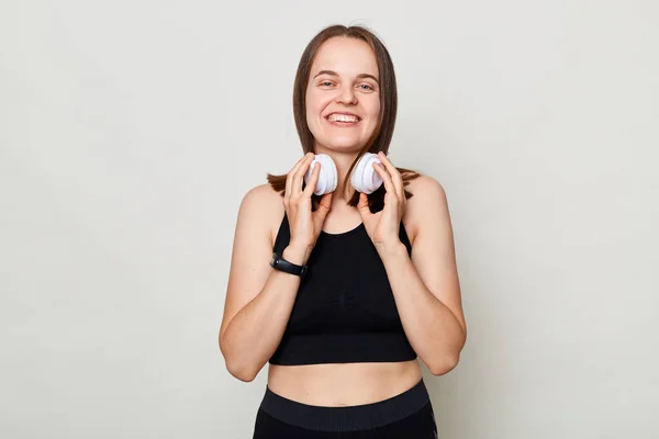 Senyum Positif Wanita Kurus Ceria Dengan Headphone Mengenakan Pakaian Olahraga — Stok Foto