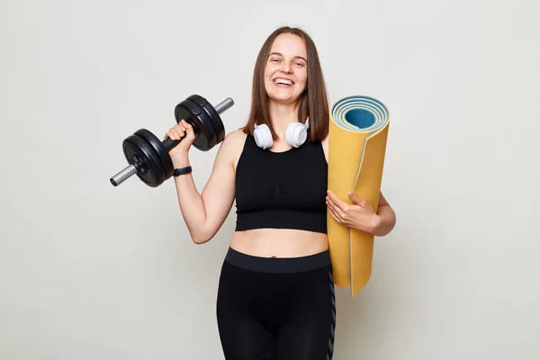 Glimlachende Mooie Vrouw Met Rollende Fitness Mat Barbel Gekleed Actiefwear — Stockfoto