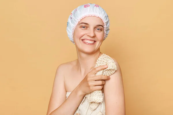 Młoda Atrakcyjna Kobieta Ręczniku Kąpielowym Czepku Kąpielowym Szczęśliwa Twarz Uśmiechnięta — Zdjęcie stockowe