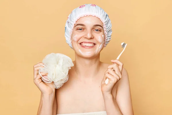 Uśmiechnięta Kobieta Trzymająca Szczoteczkę Zębów Wykonująca Zabiegi Stomatologiczne Wzięciu Prysznica — Zdjęcie stockowe
