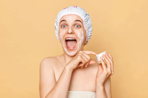 Verbazingwekkende Opgewonden Vrouw Bad Cap Verpakt Handdoek Poseren Het Nemen — Stockfoto