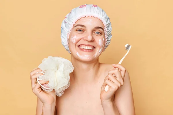Atrakcyjna Uśmiechnięta Kobieta Nosząca Czepek Prysznicowy Stojąca Beżowym Tle Trzymająca — Zdjęcie stockowe