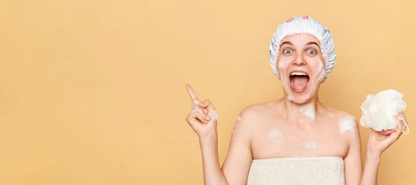 Niesamowita Kobieta Czepku Prysznicowym Stojąca Beżowym Tle Pozująca Pod Prysznicem — Zdjęcie stockowe