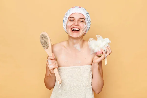 Pozytywna Śmiejąca Się Kobieta Nosząca Czepek Prysznicowy Stojąca Beżowym Tle — Zdjęcie stockowe