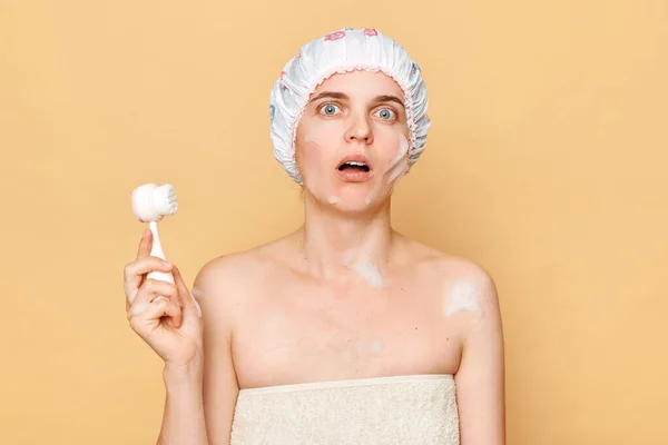 Zszokowana Przestraszona Kobieta Nosząca Czepek Prysznicowy Stojąca Beżowym Tle Robiąca — Zdjęcie stockowe
