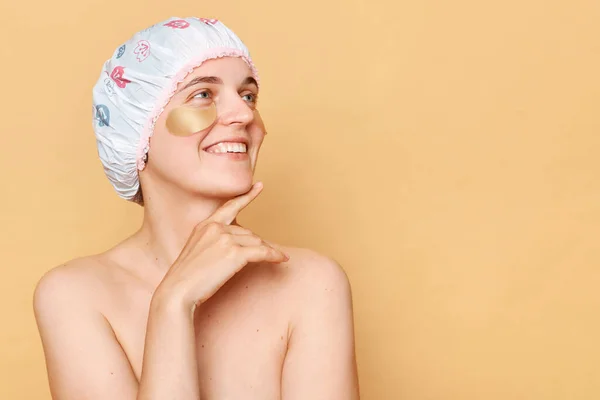Atrakcyjna Uśmiechnięta Kobieta Nosząca Czepek Prysznicowy Stojąca Beżowym Tle Łatką — Zdjęcie stockowe