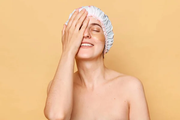 Piękna Kobieta Nosząca Czepek Prysznicowy Stojąca Beżowym Tle Pozująca Plastrami — Zdjęcie stockowe