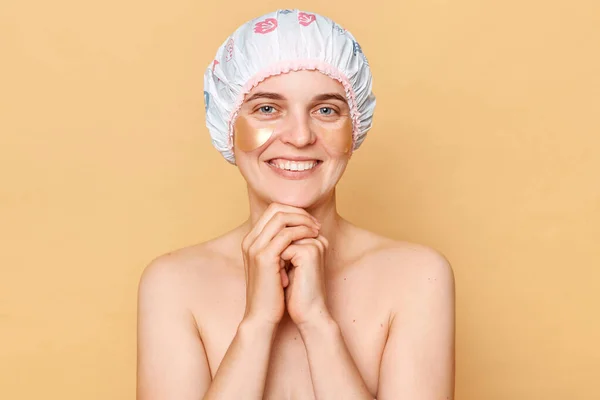 Słodkie Uśmiechnięta Kobieta Noszenie Prysznic Czapka Stojąc Odizolowany Nad Beżowy — Zdjęcie stockowe