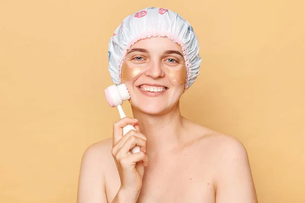 Radosna Pozytywna Kobieta Czepku Prysznicowym Stojąca Beżowym Tle Masująca Skórę — Zdjęcie stockowe