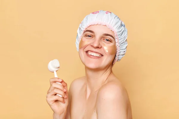 Radosna Kobieta Nosząca Czepek Prysznicowy Stojąca Beżowym Tle Ciesząca Się — Zdjęcie stockowe
