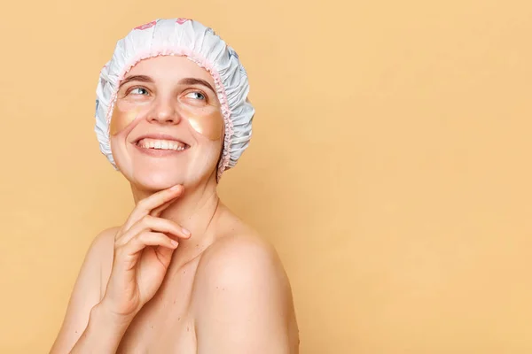 Wesoła Kobieta Nosząca Czepek Prysznicowy Stojąca Beżowym Tle Ciesząca Się — Zdjęcie stockowe