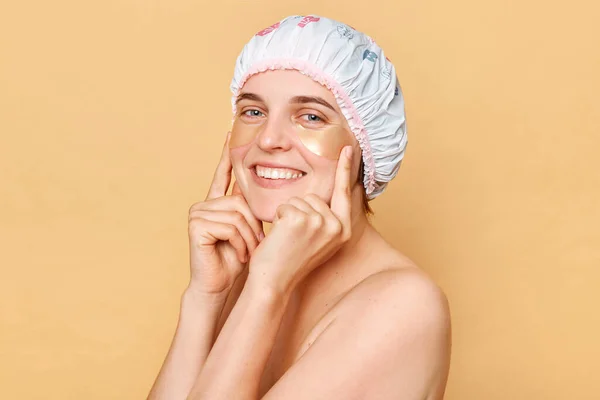 Piękna Kobieta Ubrana Czepek Prysznicowy Stojąca Beżowym Tle Pozująca Łatami — Zdjęcie stockowe