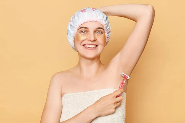 Uśmiechnięta Kobieta Czepku Prysznicowym Stojąca Odizolowana Nad Beżowym Tłem Wykonująca — Zdjęcie stockowe