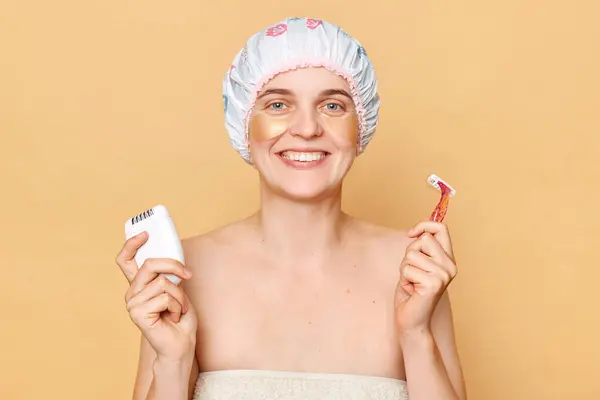 Uśmiechnięta Radosna Kobieta Nosząca Czepek Prysznicowy Stojąca Beżowym Tle Dbająca — Zdjęcie stockowe