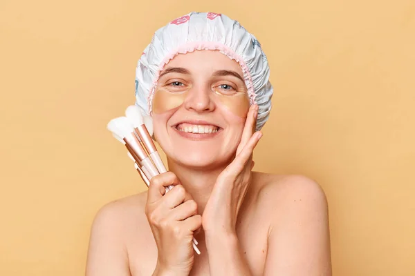 Radosna Kobieta Nosząca Czepek Prysznicowy Stojąca Beżowym Tle Pozująca Pod — Zdjęcie stockowe