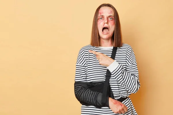 Podekscytowana Przestraszona Kobieta Bandażem Problemy Zdrowiem Posiniaczona Skóra Stoi Odizolowana — Zdjęcie stockowe