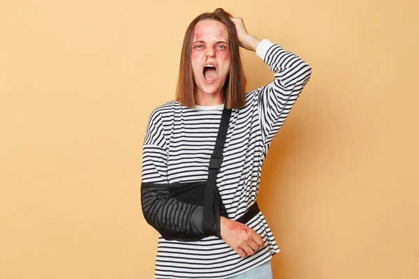 Desespero Mulher Doente Com Arranhões Hematomas Seu Rosto Bandagem Braço — Fotografia de Stock