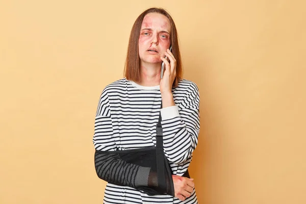 Mulher Chorando Vítima Violência Doméstica Abuso Pede Ajuda Por Telefone — Fotografia de Stock