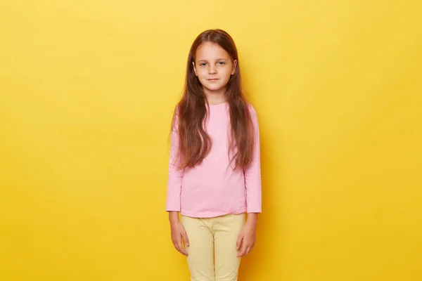 Senyum Gadis Kecil Mengenakan Kemeja Merah Muda Dan Leggins Berdiri — Stok Foto