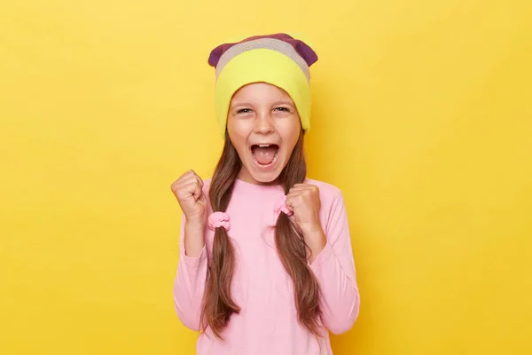 Чрезвычайно Счастливая Веселая Маленькая Девочка Хвостиками Розовой Рубашке Шляпе Шапочки — стоковое фото