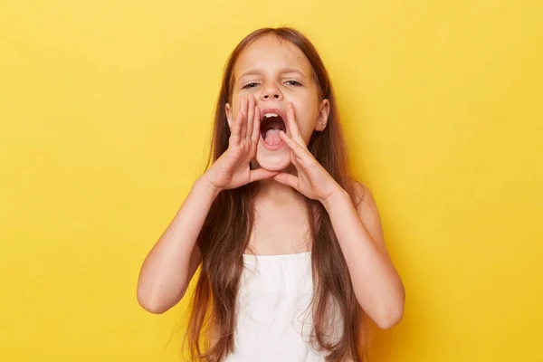 Красивая Маленькая Девочка Длинными Волосами Стоять Изолированы Желтом Фоне Держа — стоковое фото