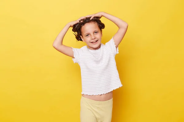 Tampan Gadis Kecil Yang Lucu Dengan Rambut Basah Mengenakan Shirt — Stok Foto