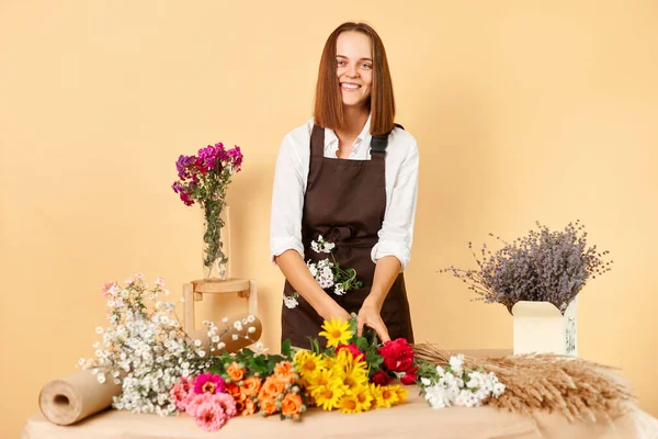 Designer Floral Qualificado Arranjos Florais Variados Delicadas Decorações Florais Mulher — Fotografia de Stock