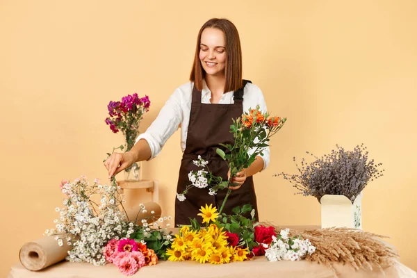Taze Çiçek Buketi Küçük Piyasası Organik Bitki Atölyesi Kahverengi Önlüklü — Stok fotoğraf