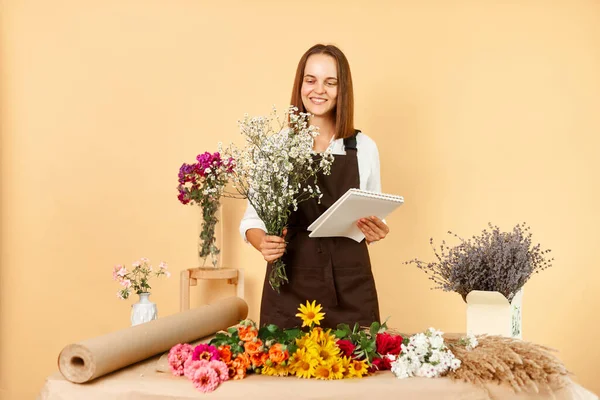 Floristas Qualificados Trabalho Designers Florais Profissionais Mercado Flores Orgânicas Mulher — Fotografia de Stock