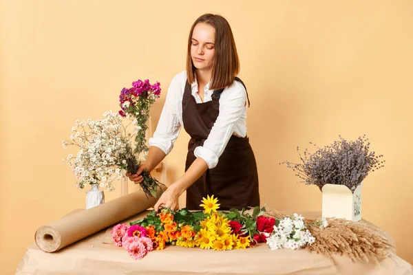 Floristas Qualificados Trabalho Bouquets Inspirados Natureza Designers Florais Profissionais Concentrado — Fotografia de Stock