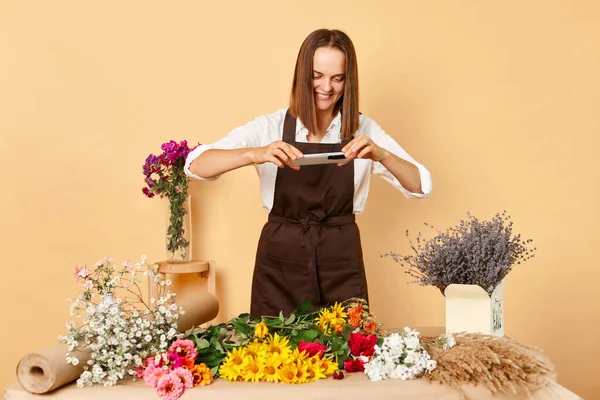 Estúdio Design Floral Produção Decorações Arranjos Adulto Designer Mulher Avental — Fotografia de Stock