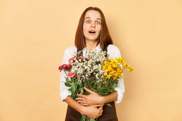 Chocado Surpreendido Surpreso Mulher Adulta Florista Vestindo Avental Marrom Segurando — Fotografia de Stock