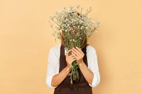 Unknown Unrecognizable Woman Florist Wearing Brown Apron Hiding Her Face — Stock Photo, Image