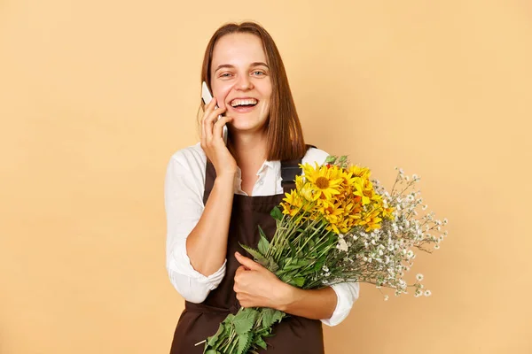 Mengambil Pesanan Bunga Wanita Mengenakan Celemek Coklat Untuk Mengatur Karangan — Stok Foto