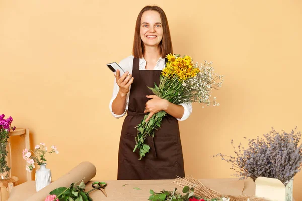 Florista Mulher Positiva Sorrindo Feliz Usando Smartphone Loja Tendo Ordem — Fotografia de Stock